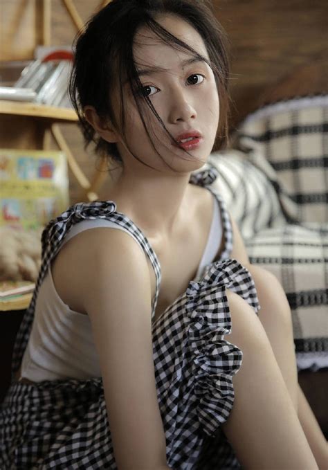 习近平同出席纪念大会的各国嘉宾登上天安门城楼